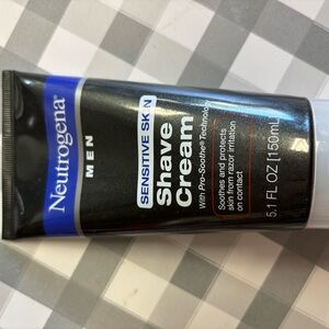 Neutrogena Men Shave Cream - Black and Blue